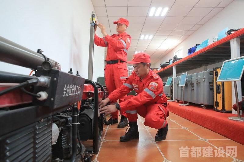 抢险队员正在对设备进行检查，保证有效使用