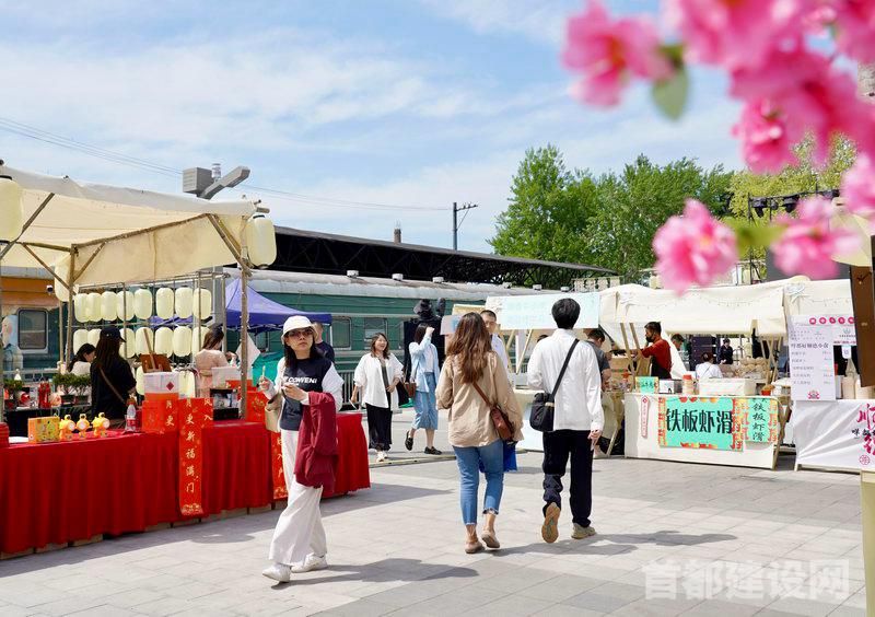 市民在北京798、751园区参观游览