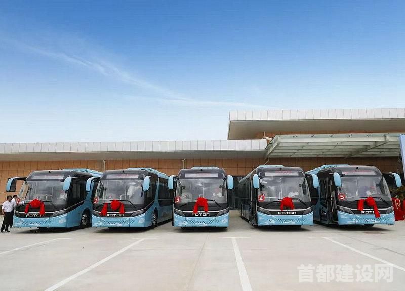 北汽福田欧辉新能源公交车驶入墨玉