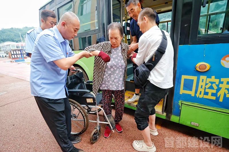公交集团完成多个村庄被困人员转运任务