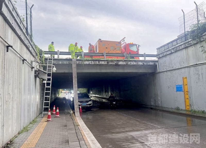 与暴雨赛跑的“道路医生”