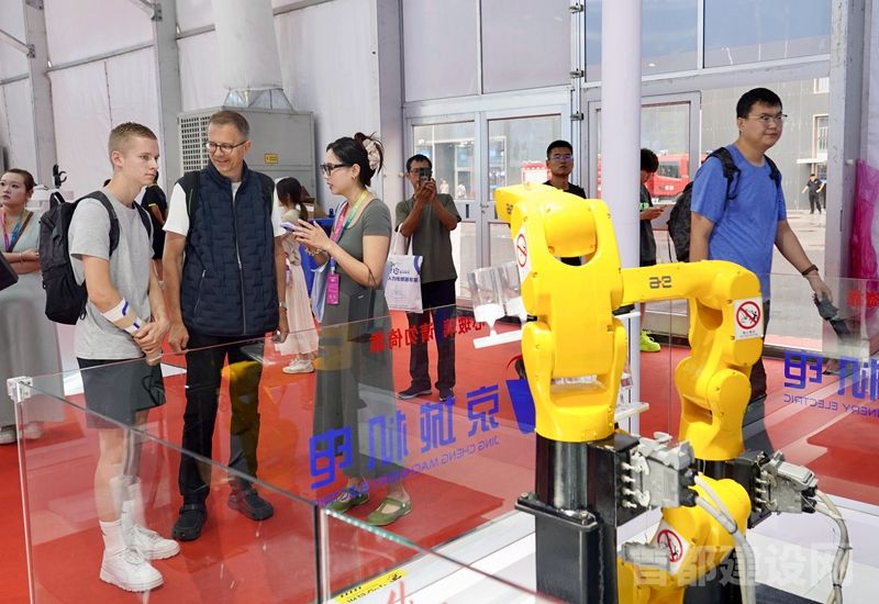 中外观众在京城机电展区前驻足参观