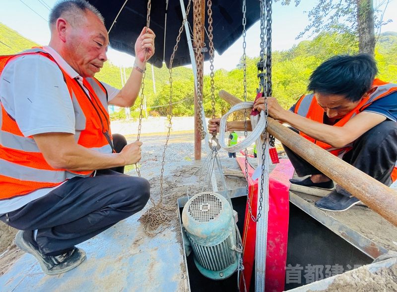 抢险队员熟练地操作提升水泵