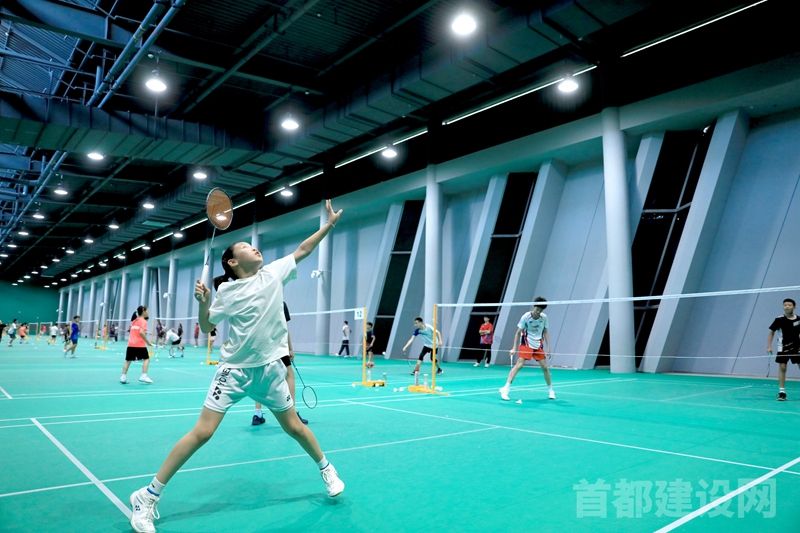 羽毛球馆里孩子们练习着技术动作